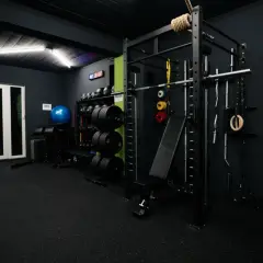 Power rack i slobodni utezi